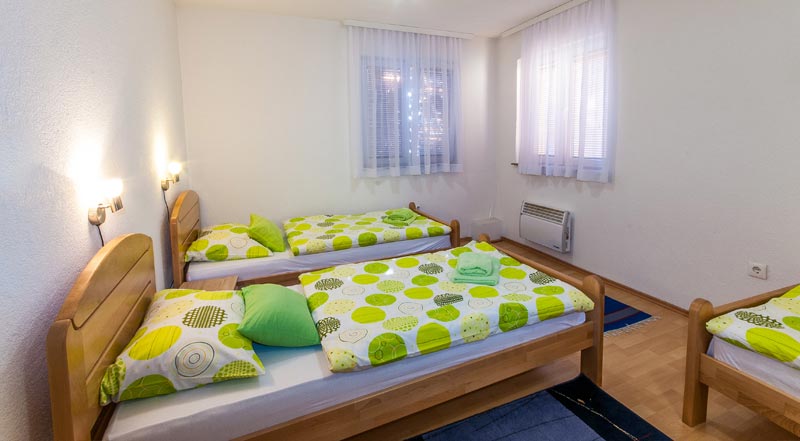 Spavaća soba sa tri odvojena kreveta