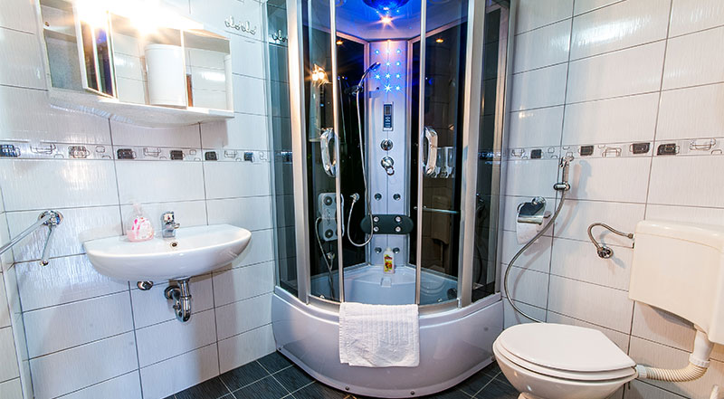 Apartman Kira, pogled na opremljeno kupatilo sa masažnom tuš kabinom