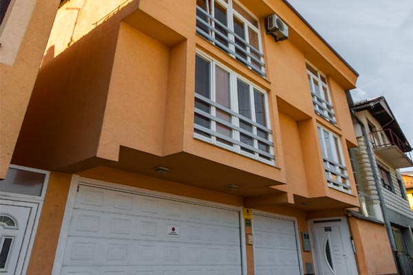 Pogled na Apartmane Kira sa ulice