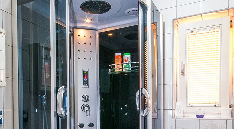 Opremljeno kupatilo sa masažnom tuš kabinom