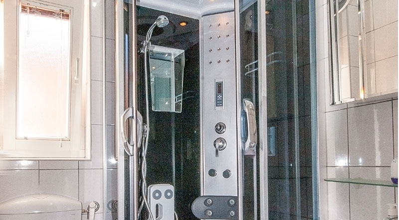 Apartman Vilma opremljena kupaonica sa masažnom tuš kabinom.
