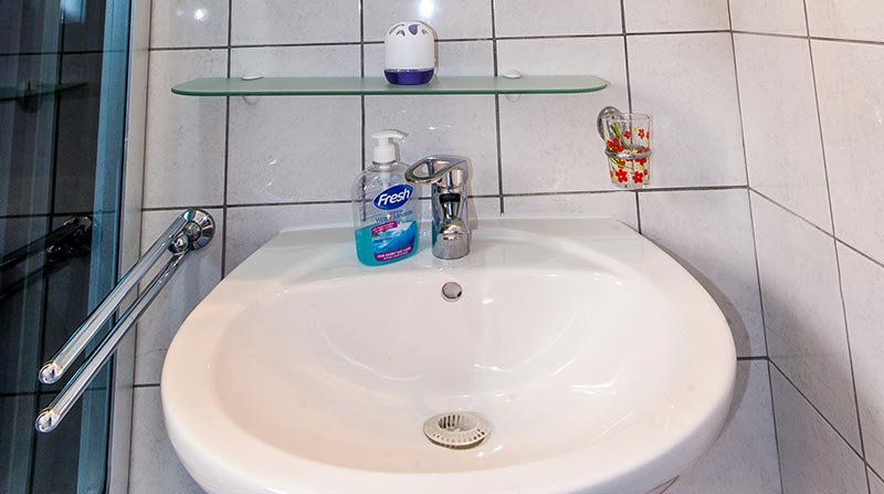Apartman Vilma opremljena kupaonica sa svim potrepštinama za kupatilo.